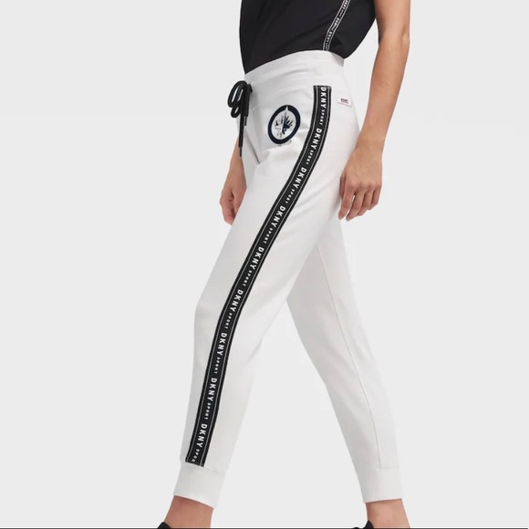 DKNY x Winnipeg Jets - Picture 1 of 5